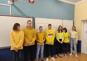 Ubrani na żółto pozują do zdjęcia uczniowie kl. 8 b.